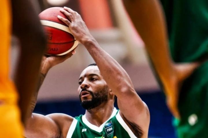 真猛~鲍科比背靠背仅歇1分多钟狂砍34分&16罚11中 牙买加取两连胜