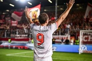 凯恩晒照回顾8月：吃吃喝喝打高尔夫，顺便来个帽子戏法