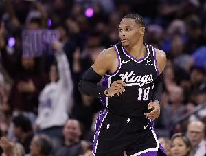 威少:我不知道我今天成了后卫历史篮板王 我得要今天的比赛用球